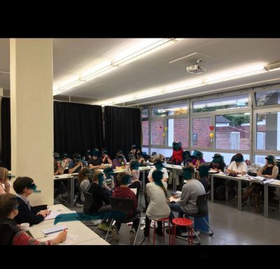 Partizipation von Schülerinnen und Schülern in einer Lehrerkonferenz.